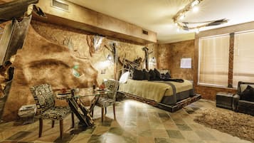 Ropa de cama de alta calidad y caja de seguridad en la habitación