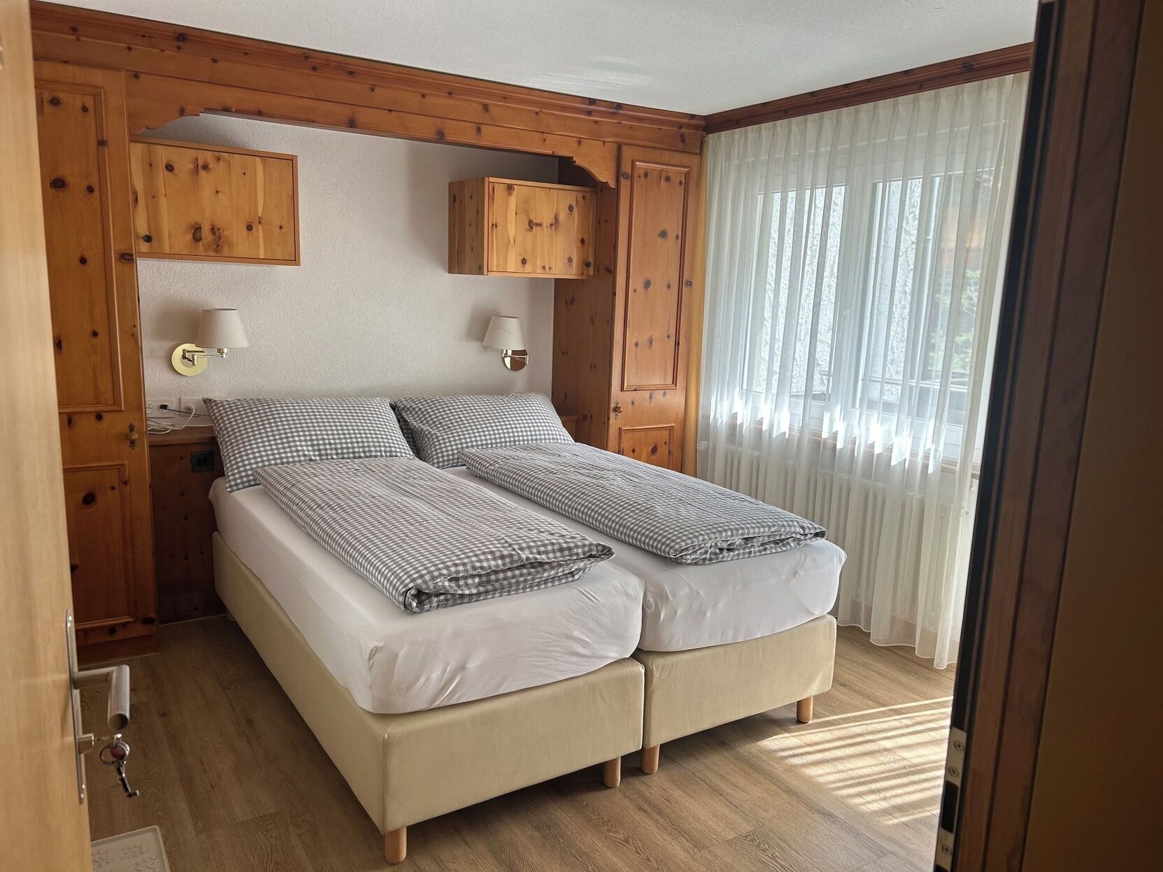 Luxe beddengoed, pillowtop-bedden, een kluis op de kamer, een bureau