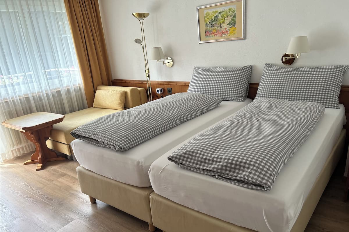 Hochwertige Bettwaren, Pillowtop-Betten, Zimmersafe, Schreibtisch