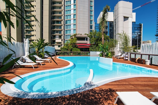Una piscina al aire libre de temporada (de 10:00 a 19:00), sombrillas