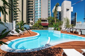 Piscina externa sazonal, funciona das 10h às 19h, guarda-sóis