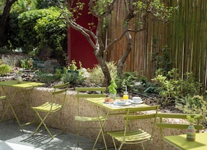Petit déjeuner et dßner servis sur place, vue sur le jardin