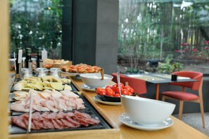 Free daily buffet breakfast