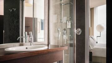 Standard Double Room | Bathroom | Shower, free toiletries, hair dryer, towels