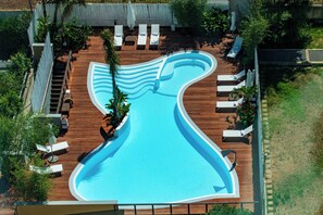 Seasonal outdoor pool, open 10:00 AM to 7:00 PM, pool umbrellas - Hi Hotel Bari (Bari)