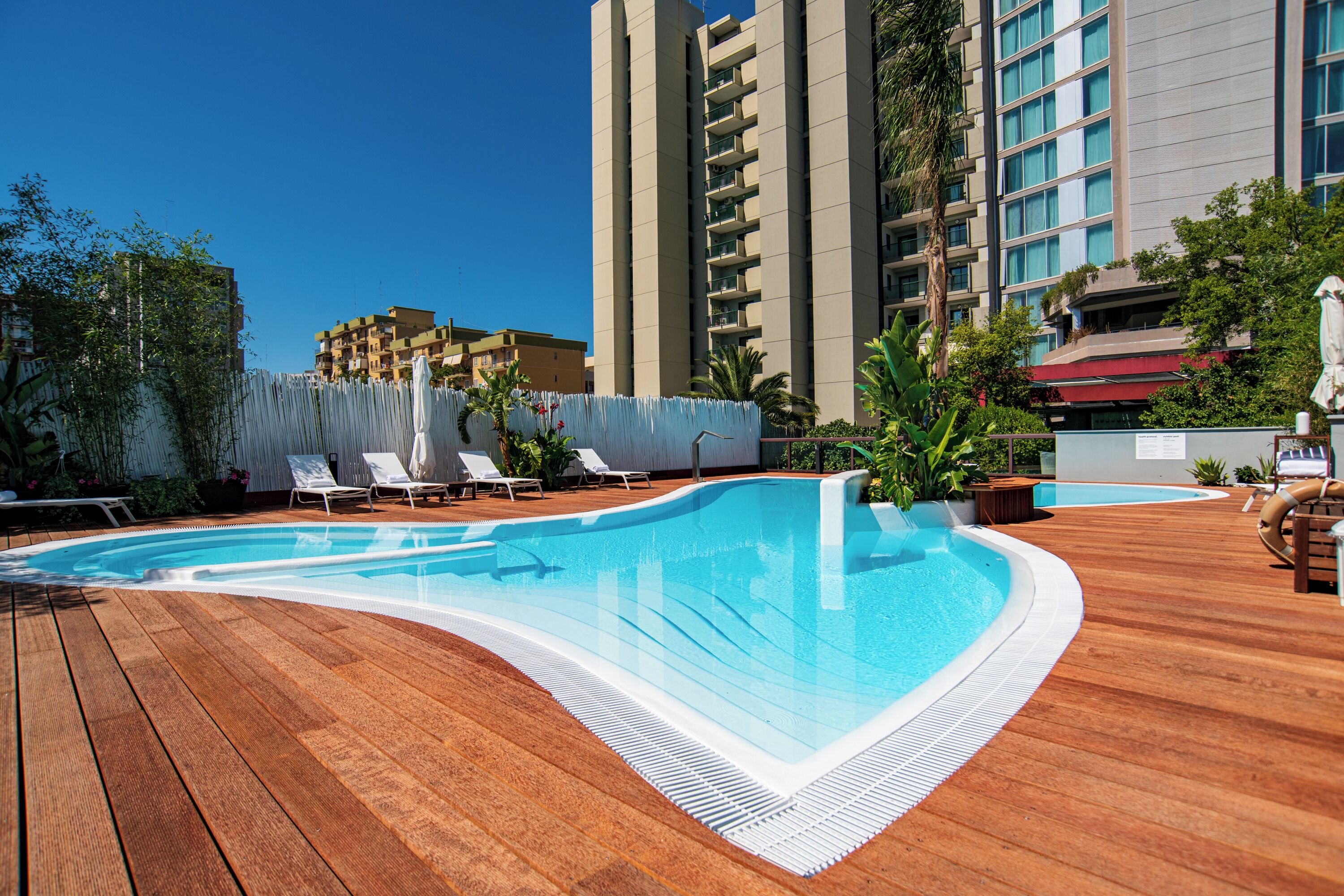 Alberca al aire libre por temporada y sombrillas en la alberca 