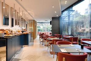 Café da manhã com buffet grÔtis todos os dias