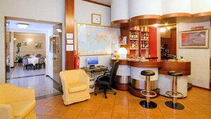 A hotel lobby with a reception desk, bar area, and seating. - Piccolo Hotel (Milan)
