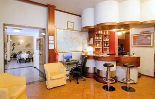 Een hotel lobby met een receptiebalie, een bar en zitgedeelte.