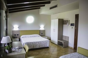 Cubrecamas, minibar, caja de seguridad en la habitación y escritorio 