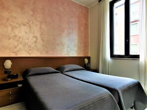 Twin Room | Down comforters, minibar, in-room safe, desk - Venini Hotel (Milan)
