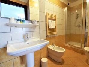 Triple Room | Bathroom | Free toiletries, hair dryer, bidet, towels - Venini Hotel (Milan)