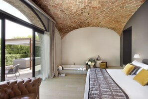 Grand-sviitti, poreamme (Patio) | Ylelliset vuodevaatteet, untuvapeitot, minibaari, tallelokero huoneessa