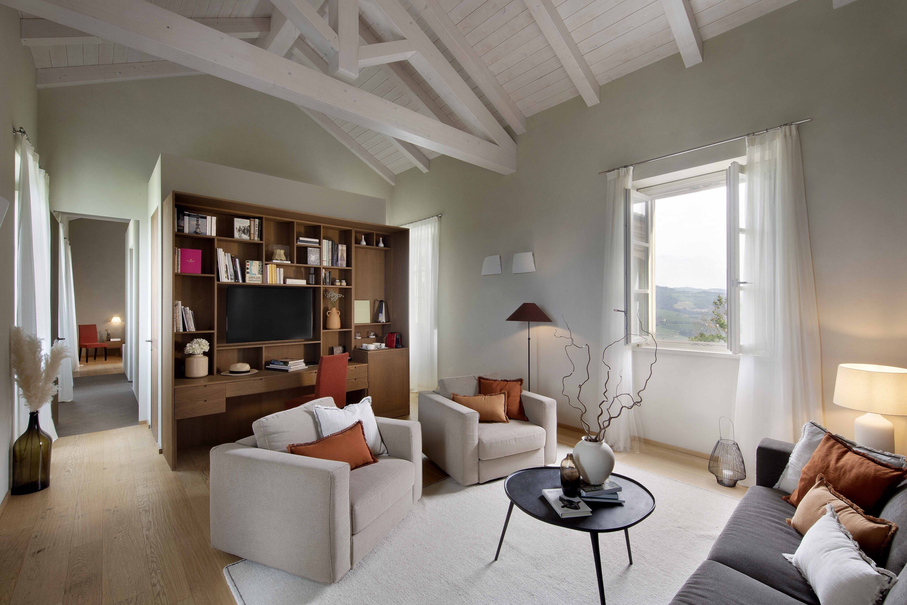 panoramic suite | living area | flat-screen tv, pay films