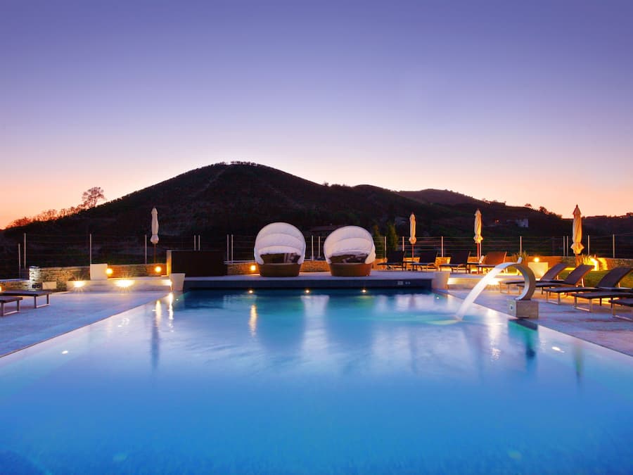 Piscina interna, piscina externa sazonal, guarda-sóis, espreguiçadeiras