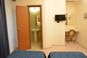 Habitación con 2 camas individuales | Edredón, caja de seguridad en la habitación y insonorización