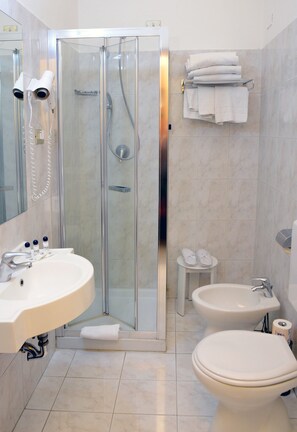 Habitación triple | Baño | Regadera, secadora de cabello, bidet, toallas 