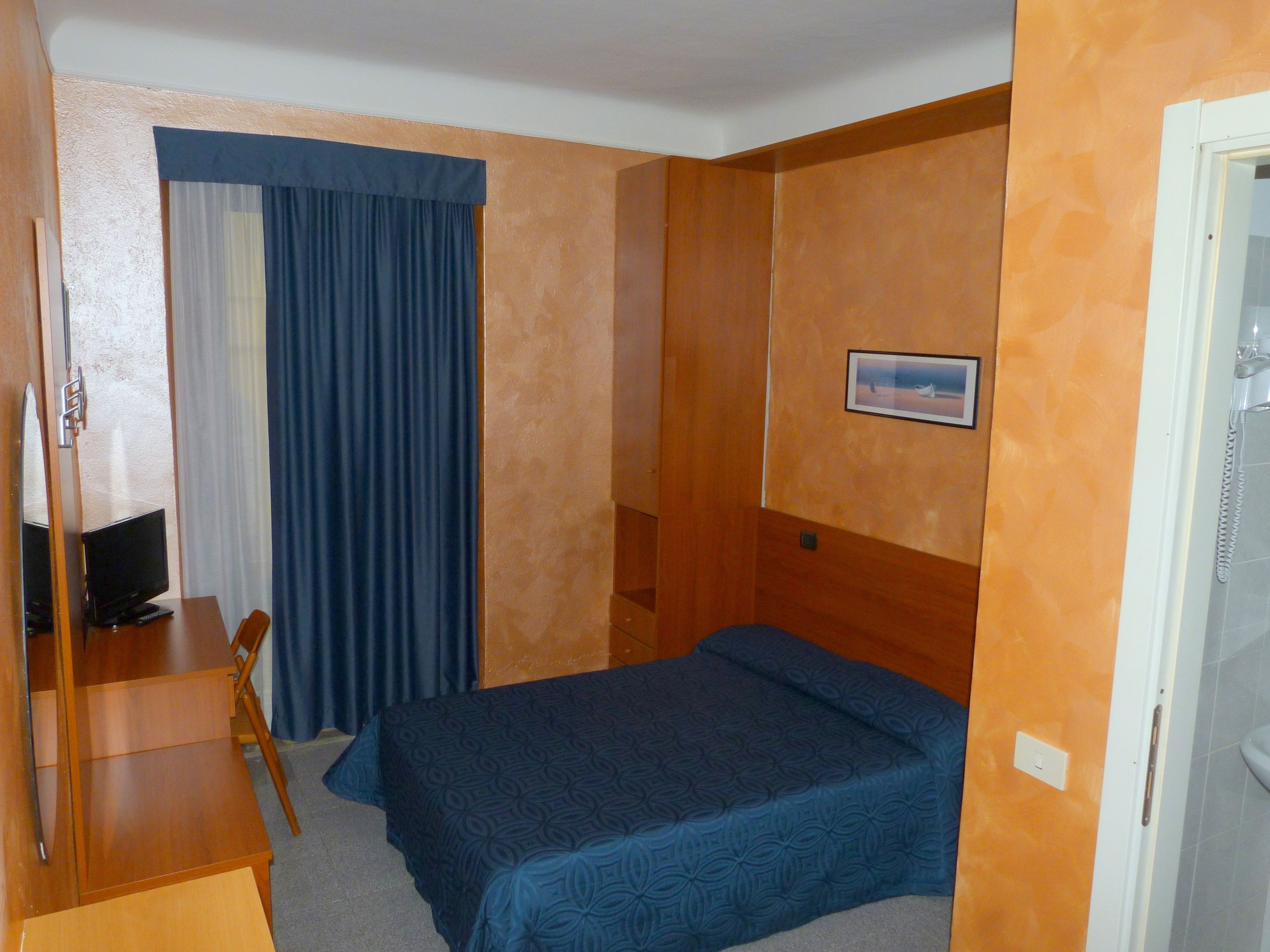 standard double room | in-room safe, soundproofing, free wifi