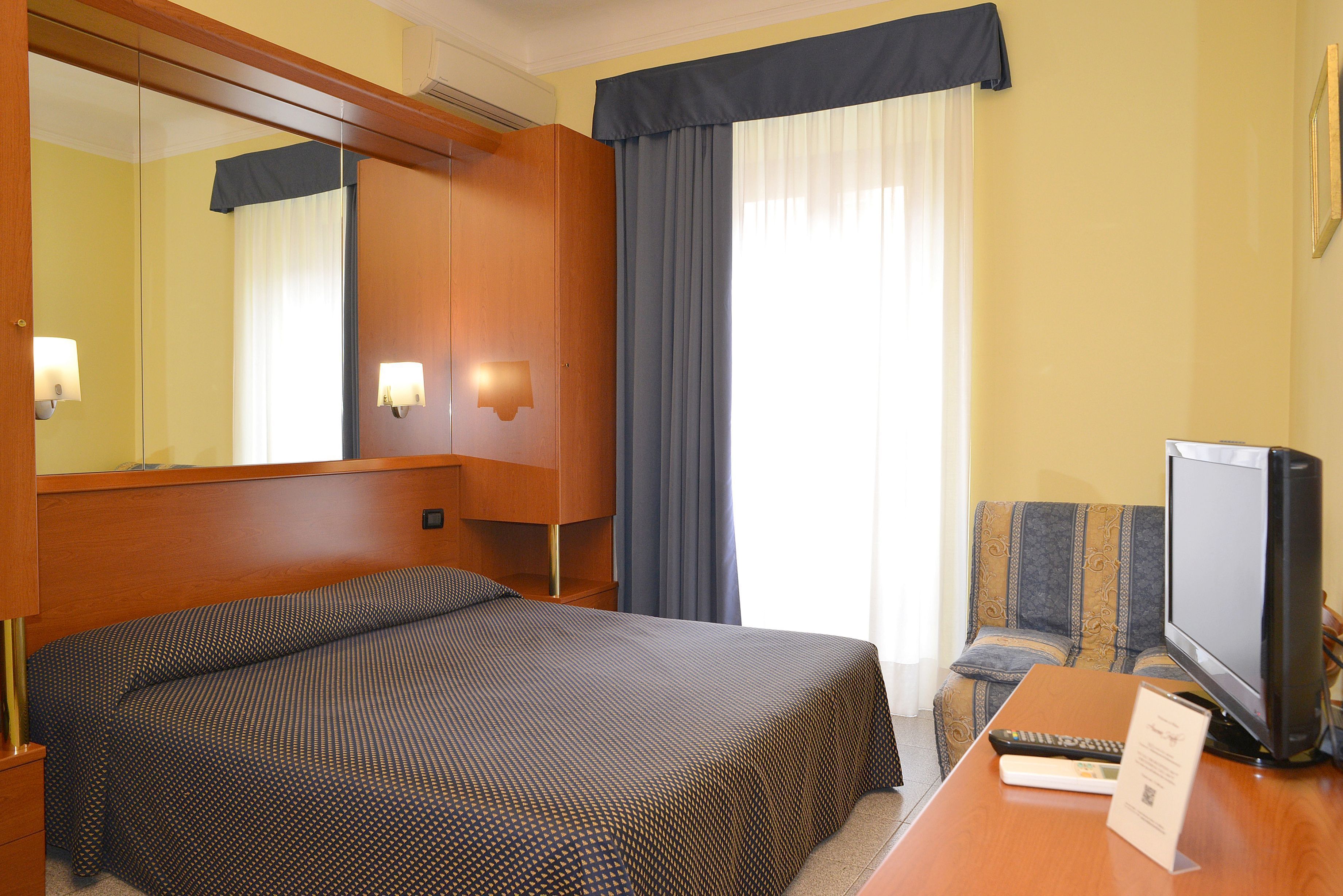 standard double room | in-room safe, soundproofing, free wifi