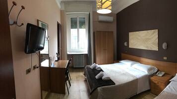 Zimmersafe, Schreibtisch, kostenloses WLAN, Bettwäsche