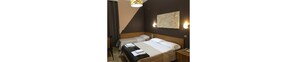 Triple Room | In-room safe, desk, free WiFi, bed sheets - Hotel Bogart (Milan)
