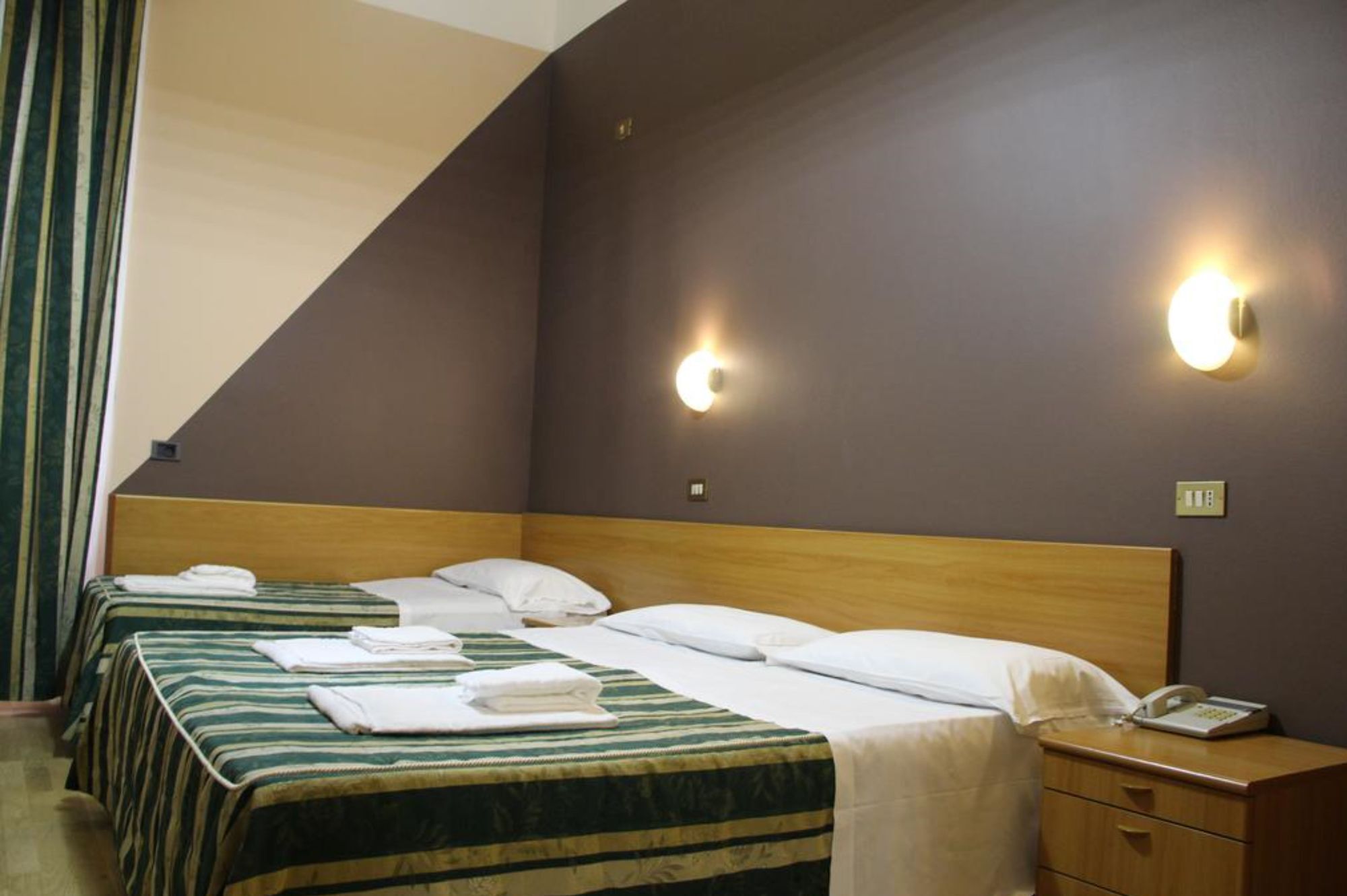 Zimmersafe, Schreibtisch, kostenloses WLAN, Bettwäsche