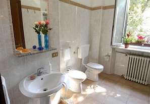 Doccia, set di cortesia gratuito, asciugacapelli, bidet