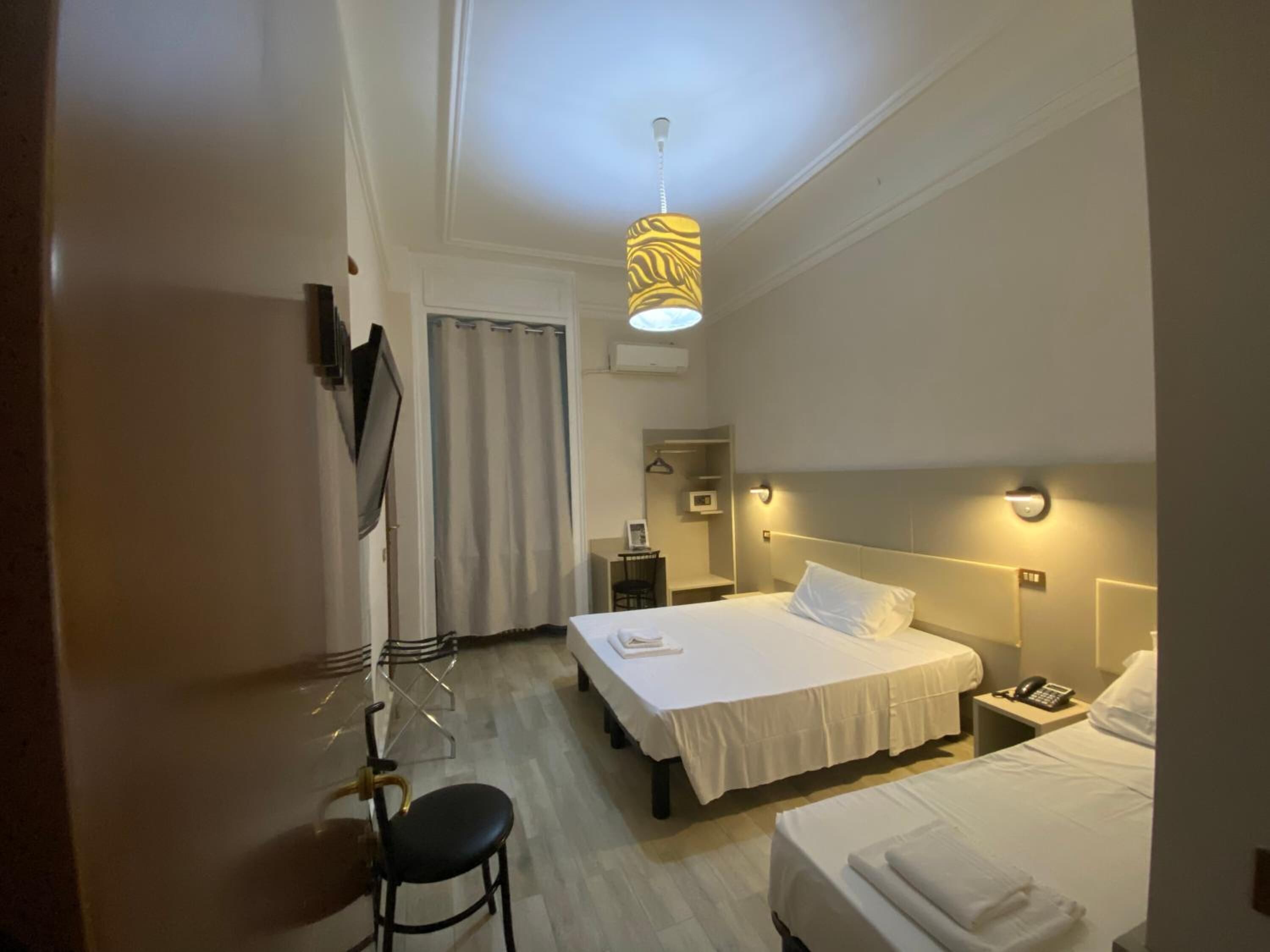 Zimmersafe, Schreibtisch, kostenloses WLAN, Bettwäsche