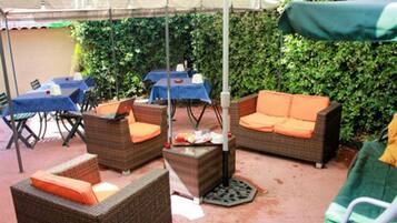 Tägliches Frühstücksbuffet (10 EUR pro Person)