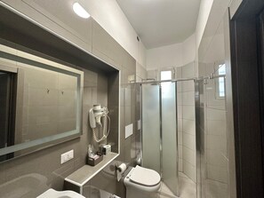 Bathroom | Shower, free toiletries, hair dryer, bidet - Hotel Bogart (Milan)