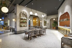 8 間餐廳；供應早餐、午餐和晚餐