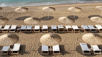 Playa privada, cabañas de playa, tumbonas y sombrillas