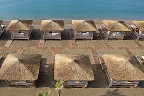 Privatstrand, Cabañas (gegen GebĂŒhr), LiegestĂŒhle, Sonnenschirme