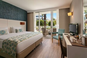 Kostenlose Minibar, Zimmersafe, Schreibtisch