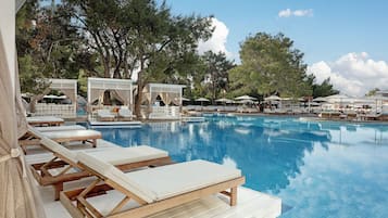 2 indoor pools, 2 outdoor pools, cabanas (surcharge), pool umbrellas