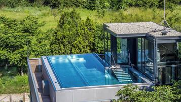 2 piscine all'aperto, con ingresso dalle 07:30 alle 09:30, lettini