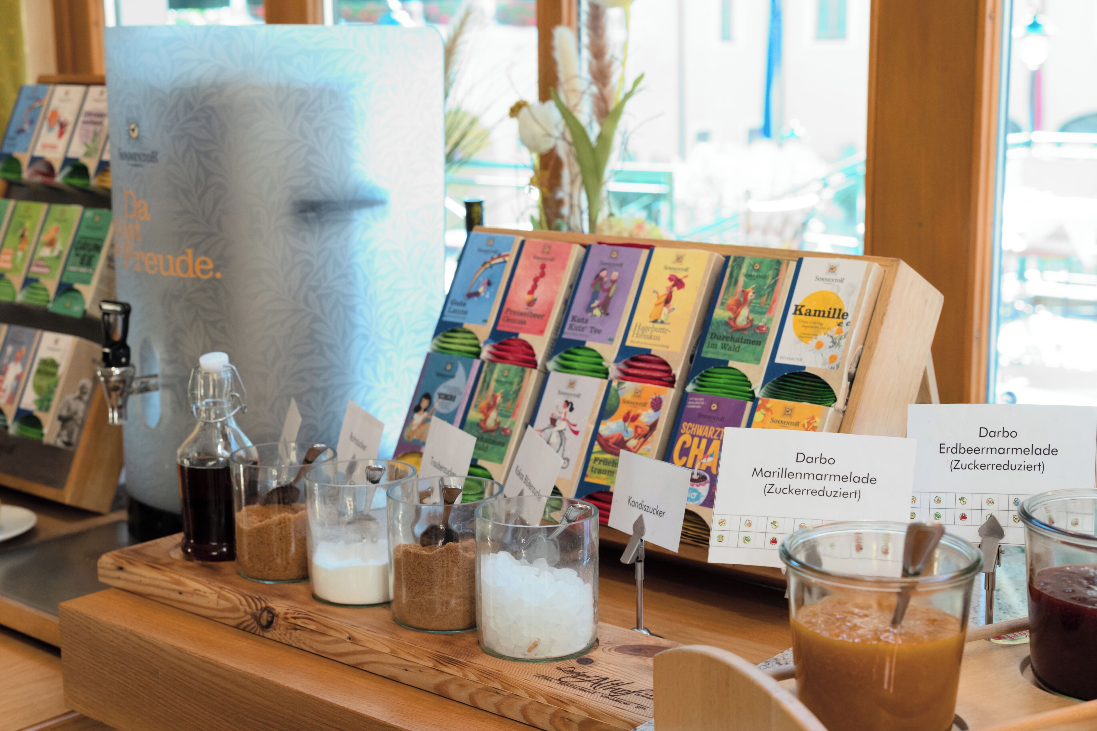 Mostrador de una cafetería con diversos productos de café y etiquetas.