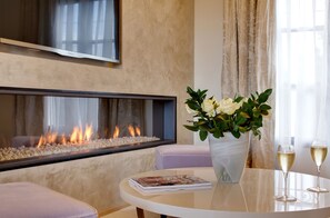 Suite, Terraza (Suite Fleurs) | Área de sala de estar | Televisión de pantalla plana, juguetes, libros y oficina 