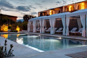 Una piscina techada, 3 piscinas al aire libre, sombrillas