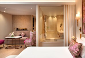 Junior kamer, terras (Prestige Junior Suite) | Luxe beddengoed, pillowtop-bedden, een minibar, een kluis op de kamer