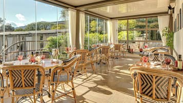 Se sirven desayunos y cenas; cocina regional; junto a la piscina