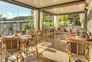 Serviço de café da manhã, culinária regional, vistas para a piscina 