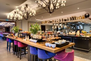 Desayuno buffet diario (EUR 45 por persona)