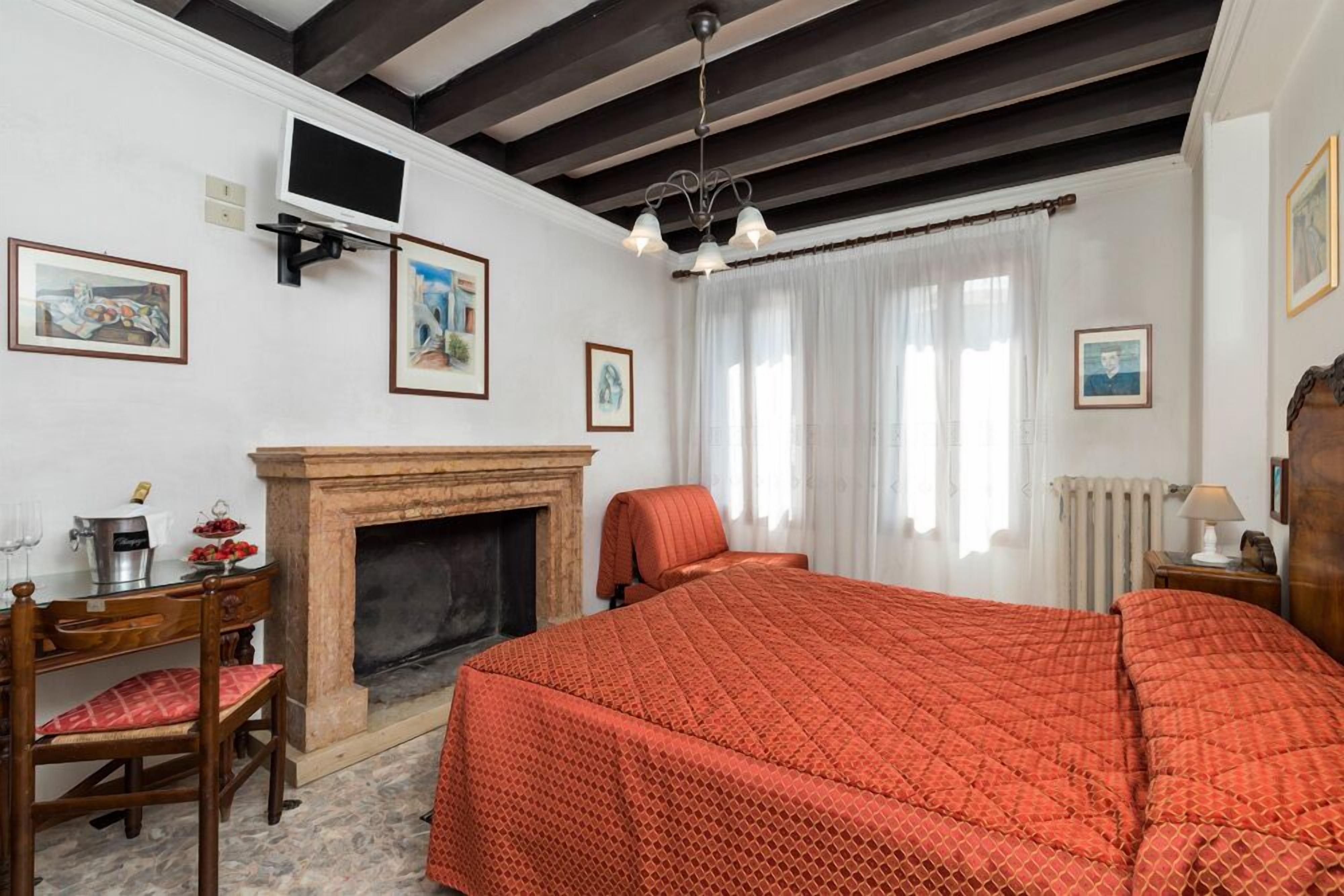 Safe på rommet, individuelt dekorert, skrivebord og blendingsgardiner