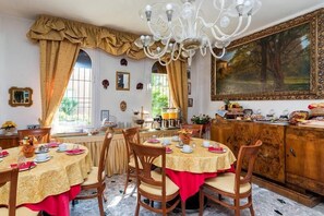 Desayuno buffet todos los días (con cargo) 