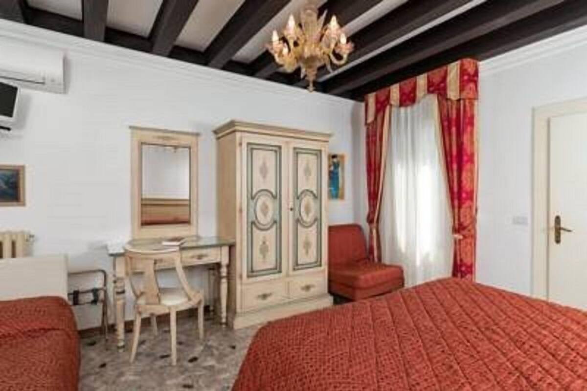Una cassaforte in camera, una scrivania, tende oscuranti