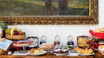 Tägliches Frühstücksbuffet (6 EUR pro Person)