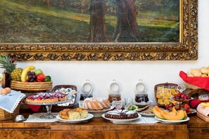 Bữa sáng buffet hàng ngày (6 EUR/mỗi người) 