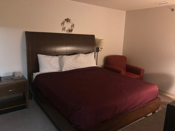 Individuell inredning, unika möbler, skrivbord och mörklÀggningsgardiner