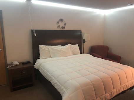 Classic Single Room | Individually decorated, individually furnished, desk, blackout curtains. Simple Rewards Inn Shelbina